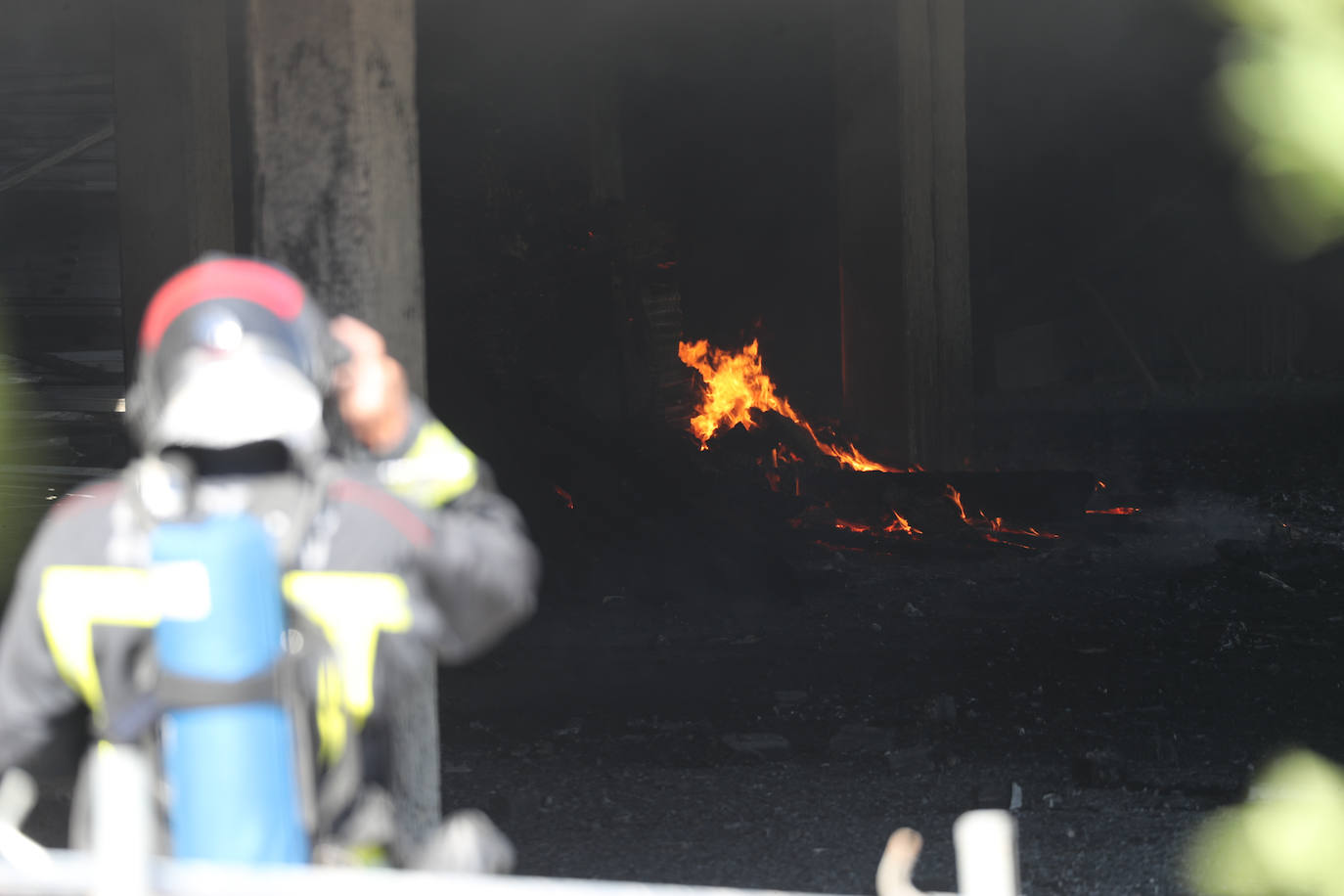 Un Incendio En Viesques Desata Una Gran Humareda Negra El Comercio